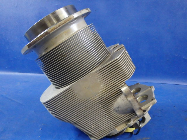 AEC65385 Continental O-470-R - Cylinder with Valves ( No piston )